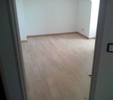 Pose du parquet massif solid L Chene vitrifi&eacute; blanchi de chez Merlin pinpin
en pose coll&eacute;   plinthe