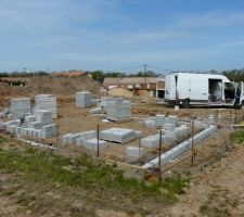Premiers blocs sur les fondations