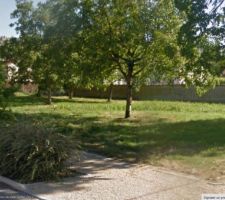 Voilà le terrain en street view. Le nord est pile en face.