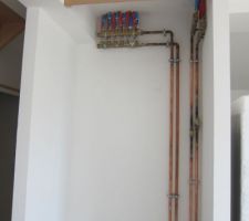 Vue de la plaque de bois que j'ai install&eacute; pour combler le vide laiss&eacute; par la poutre porteuse.