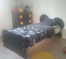 En attendant de changer le mobilier. Un coup de peinture laqu&eacute;  noire.