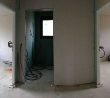Salle de bain enfant   chambre sur le côté
