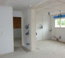 La cuisine au fond et la porte donnant sur le garage
