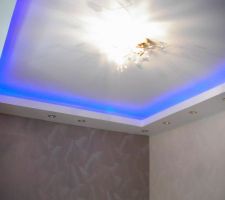 Finition des murs par la pose de de sortes de papiers peints intissés. (encollage direct sur le mur) Pose d'un lustre doré avec du cristal et essais des lumières. Il reste à poser les rideaux et à meubler la pièce. Mission accompli :-)