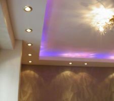 Finition des murs par la pose de 2 sortes de papiers peints intissés. (encollage direct sur le mur) Pose d'un lustre doré avec du cristal et essais des lumières. la couleur violettes est obtenus avec les spots et le néon bleu qui fait le tour de la corniche. Il reste à poser les rideaux et à meubler la pièce. Mission accompli :-)