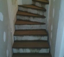 Escalier montant au RC "recharg&eacute;"