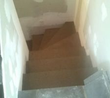 Escalier descendant au sous sol "recharg&eacute;"