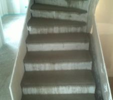 Escalier montant &agrave; l &eacute;tage "recharg&eacute;"