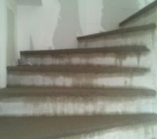 Escalier montant &agrave; l &eacute;tage "recharg&eacute;"