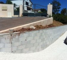 Mur de soutennement restanque et allée de gravier