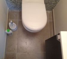 WC RDC, manque de place, on a les genoux dans le meuble