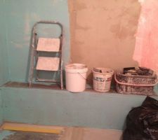 Pr&eacute;paration salle de bains parentale
banc de douche