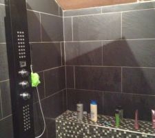 Salle de bains parentale
coin douche avec colonne jet, cascade, pluie et douchette.