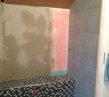Pr&eacute;paration salle de bains parentale
mosa&iuml;que banc de douche