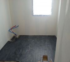 Vue de la salle de bain.
En bas à gauche, douche à l'italienne, en haut à droite, baignoire et à droite, vasques.