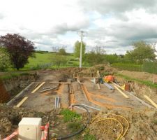 Apres la livraison et la mise en place du laitier, on creuse les tranch&eacute;es pour les &eacute;coulements de la maison.