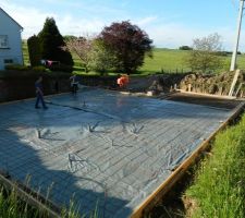 Apr&egrave;s avoir dam&eacute; le laitier pose du polyane, des treillis soud&eacute;s et des fer tor puis ligaturage.