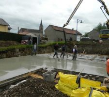 Ca y est arrivée du premier camion toupie à 14h la dalle est terminée à 15h40 (environ 145 m² de surface)