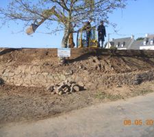 D&eacute;couverte d'un mur, en faisant les talus.