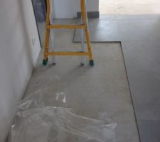 Manque le carrelage sous l'escalier depuis des semaines (mois ?). Il a finalement &eacute;t&eacute; pos&eacute; le 15 apr&egrave;s de nombreux rebondissements