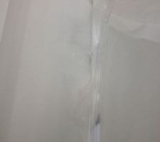 Le profil&eacute; de la porte d'entr&eacute;e est d&eacute;fonc&eacute; ... On le voit trop tard, il faudrait d&eacute;foncer tout le placo pour le changer. Tant pis, on prendra une moins value &agrave; la place