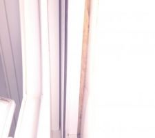 On voit la laine de roche au dessus de la baie de la chambre parentale. Il va falloir isoler &ccedil;a