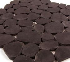 Sol de notre douche galet rectifié noir brillan