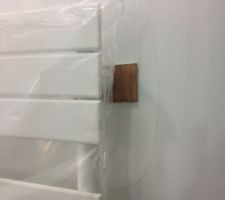 Le plombier a laiss&eacute; une cale pour le carrelage, comme &ccedil;a on gal&egrave;rera moins &agrave; la fin. Super plombier :)