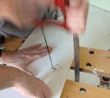 D&eacute;coupe du carrelage pour les arriv&eacute;es de la douche