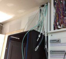 La VDI. Monsieur remplace tous les cables pour mettre des grade 3S. Heureusement car en démontant le tout on s'est aperçus que la moitié des cables étaient sectionnés. On aurait eu une grosse perte de débit voir des prises qui n'auraient pas fonctionné. Pour des geeks comme nous, ça aurait été le drame :p