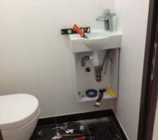 Montage du lave mains en cours. Le robinet est trop gros je dois le remplacer, il envoie l'eau par terre !