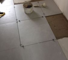 La fin du carrelage sous l'escalier tant attendu