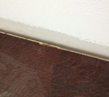 Pose du parquet coll&eacute;, on n'est pas dou&eacute;s on l'a abim&eacute; &agrave; plusieurs endroits. Finalement quelqu'un va nous le poser rapidement lundi matin et nous expliquer comment &ccedil;a marche pour qu'on puisse faire les 75m&sup2; restant &agrave; l'&eacute;tage (ce sera en pose flottante par contre !)