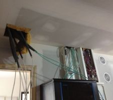 Les gaines de la VDI arrivent au dessus de la porte plut&ocirc;t que dans la GTS. Pratique pour tirer des c&acirc;bles. Du coup on va remettre des bouts de gaines pour qu'elles finissent au bon endroit