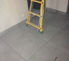 Carrelage sous le futur escalier fini