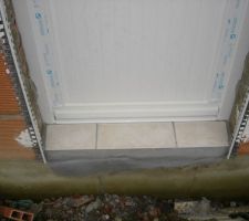 Carrelage partie ext&eacute;rieure : porte arri&egrave;re du garage