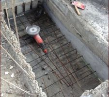 Ferraillage de la baignoire en béton coulé, il y a une terrasse en dessous