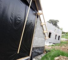 Le maçon est venu scellé les pannes du garage