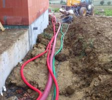 1 journée de travail pour le terrassier. Les tuyaux font leur apparition et la terre est déjà bien mieux répartie