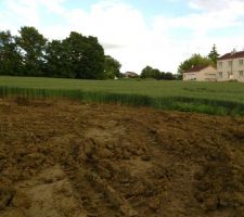 1 journée de travail pour le terrassier. Les tuyaux font leur apparition et la terre est déjà bien mieux répartie