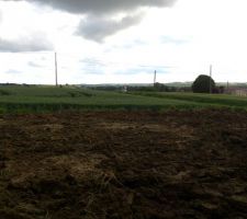 1 journée de travail pour le terrassier. Les tuyaux font leur apparition et la terre est déjà bien mieux répartie
