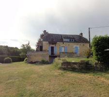 Façade sud-est, à droite les garages