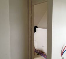 Petit coffrage fait maison en placo pour cacher le tuyau d'aspiration passant dans la salle de bain...