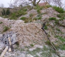 2ème tas de terres derrière le pavillon