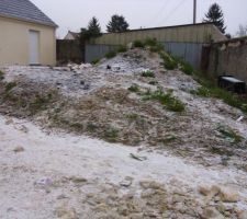 Tas de terres devant le pavillon