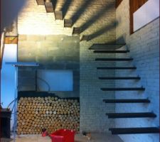 Pose rondin sur le mur escalier fini