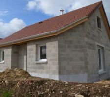 Dalles garage et habitation coulées, fenêtres posées, ça prend forme !