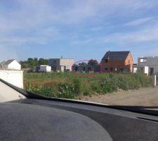 Vue du loin de notre maison et des maisons à côté !