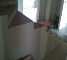 Escalier de l'&eacute;tage (placo d&eacute;coup&eacute;)