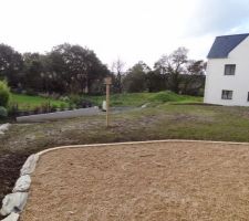 La pelouse et le pourtour de la maison (terrasse)
